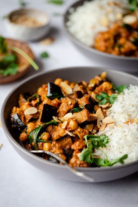 Aubergine and chickpea curry is the perfect tasty weeknight dinner. It's so easy to make and tastes amazing. #auberginecurry #vegancurry Healthy Low Calorie Dinner, Aubergine Curry, Aubergine Recipe, Tofu Curry, Veg Curry, High Protein Vegan Recipes, Spinach Curry, Low Calorie Dinners, Vegan Curry