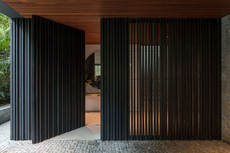 MH House — Jacobsen Arquitetura Timber Screens, Charred Wood, Open Plan Living Room, Gate Design, Entrance Doors, 인테리어 디자인, Door Design, Design Element, Architecture House