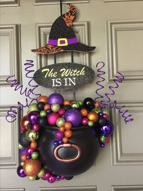 Cauldron Wreath Tutorial, Cauldron Wreath, Homemade Door, Diy Halloween Dekoration, Halloween Cauldron, Vintage Halloween Images, Hallowen Ideas, Diy Halloween Wreath, Dollar Store Halloween