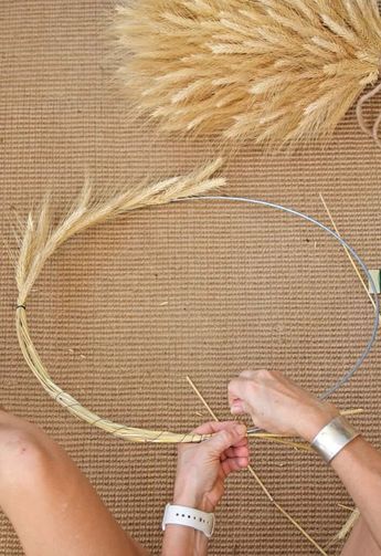 Diy Projects For Fall, Making A Wreath, Wheat Wreath, Couronne Diy, Dried Flowers Diy, Dried Wheat, Fleurs Diy, Diy Ring, Deco Nature