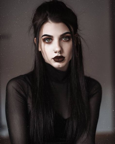 Goth Portrait Photography, Goth Girl Wallpaper, Goth Portrait, Girl Wallpaper Iphone, Wallpaper Gothic, Anime Gothic, Dark Glamour, Portrait Reference, Goth Model