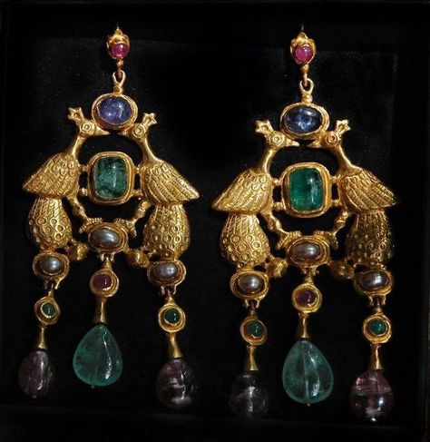 Reign Fashion, Historical Jewellery, Jewelry Making Earrings, Fairytale Dress, Making Earrings, Ancient Jewelry, Gold Embroidery, Victorian Jewelry, Jewelry Inspiration