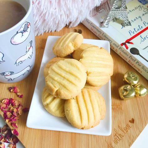 At the start of the year I shared a recipe for Mary Berry's simple chocolate fork biscuits  and trust me when I say I have made them countl... Fork Biscuits, British Biscuit Recipes, Biscuit Recipes Uk, Easy Biscuits, Shortcake Biscuits, Pastry Ideas, Vanilla Biscuits, Easy Biscuit Recipe, Berry Recipes