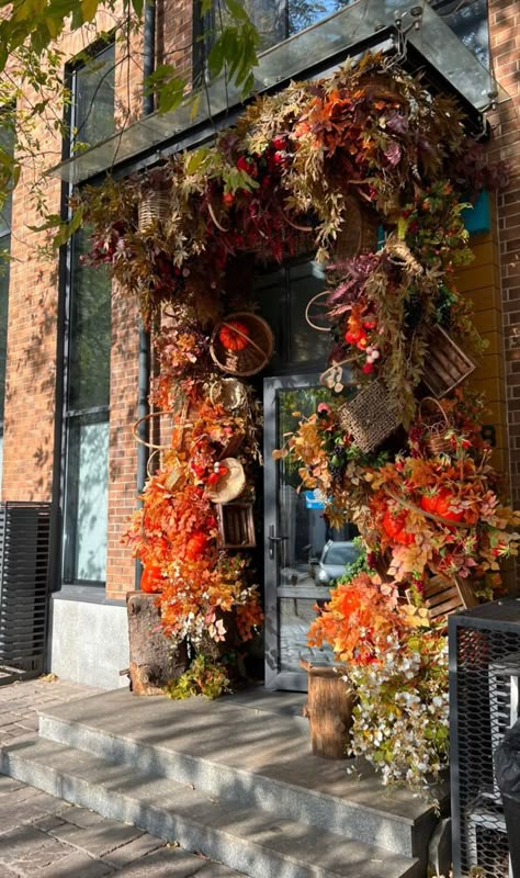 Autumn Storefront Decor, Autumn Window Display Retail, Fall Store Displays, Autumn Window Display, Flower Shop Decor, Window Display Retail, Hotel Entrance, Autumn Display, Fall Deco