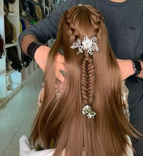 Gorgeous Hair style Function Hairstyles, Mehndi Hairstyle, Hair Colour For Indian Skin, Faux Fishtail Braid, Faux Fishtail, Indian Party Hairstyles, Girls Hair Style, Elegant Prom Hairstyles, Prom Hairstyle Ideas