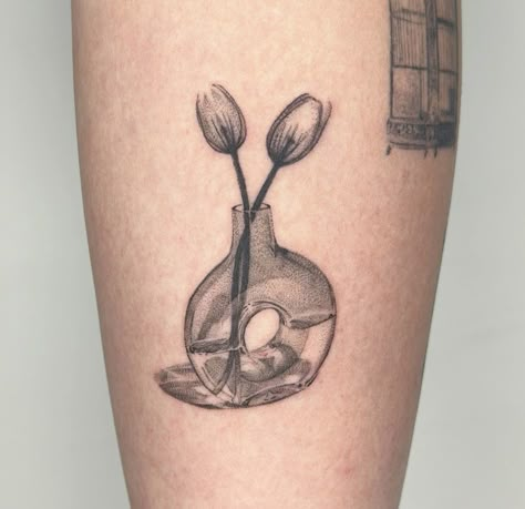 Vase Tattoo, Ray Tattoo, Tulip Tattoo, Small Pretty Tattoos, Tattoo Project, Hand Tattoos For Guys, Dot Work Tattoo, Realism Tattoo, Pretty Tattoos