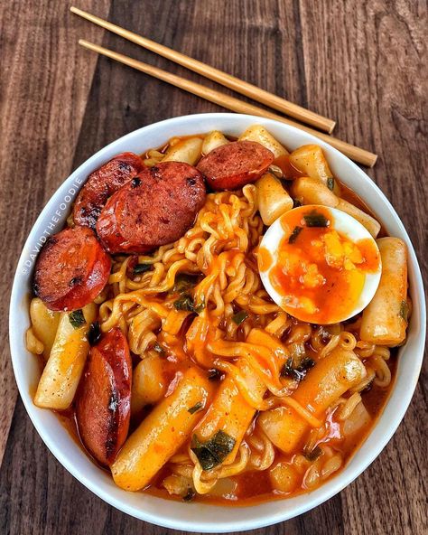 Tteokbokki And Sausage, Tteokbokki Ramen, Ramen Tteokbokki, Food Ramen, Diner Recipes, Foodie Food, East Asia, North East, Yum Yum