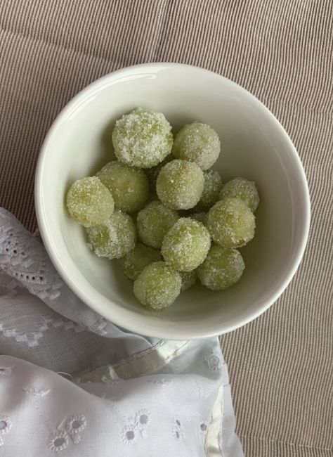 Grapes Snack, Food Calories List, Frozen Grapes, Down The Rabbit Hole, Food Log, The Rabbit Hole, Low Cal Recipes, Low Calorie Snacks, Healthy Food Motivation