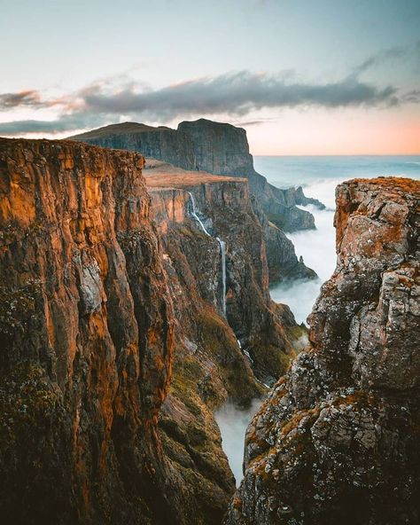 Drakensberg Mountains, African Travel, Island Destinations, Inspirational Stories, Wildlife Safari, Destin Beach, Travel Planning, African Culture, Mountain Range