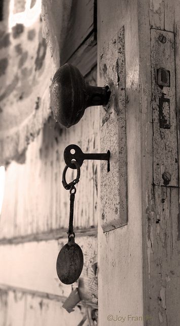 pretty Old Door Knobs, Door Photography, Door Knobs And Knockers, Old Keys, Cool Doors, Old Door, Grandmas House, Vintage Keys, Old Doors