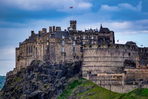 11 Magical Harry Potter Locations in Edinburgh ⋆ Follow the Butterflies Old Town Edinburgh, Castle Pictures, Cathay Pacific, Most Haunted Places, Abandoned Castles, Edinburgh Castle, Places In Europe, Most Haunted, Tower Of London