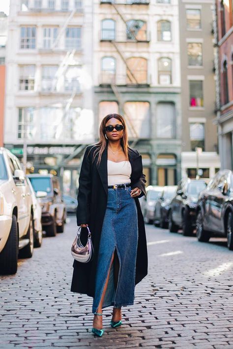 How to Wear Metallic Shoes Like an It-Girl | Who What Wear New York Winter Fashion, Long Denim Skirt Outfit, Layering Outfits Fall, Long Coat Outfit, 90s Fashion Outfits Hip Hop Party, Jean Skirt Outfits, Denim Skirt Outfits, Long Denim Skirt, Maxi Skirt Outfits