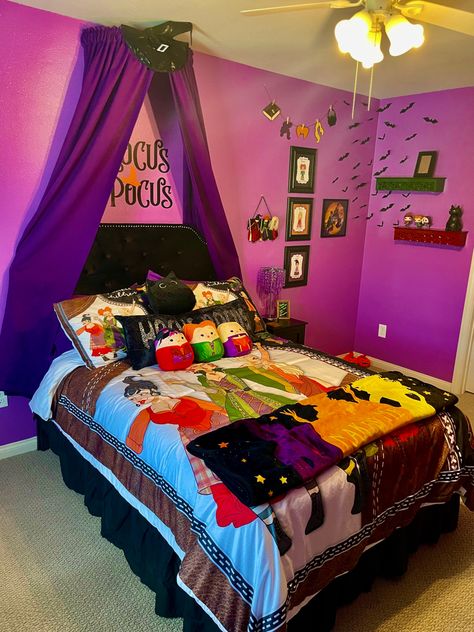 DIY Hocus Pocus inspired bedroom Hocus Pocus Bedroom, Poster Room Decor Ideas, Diy Trunk Or Treat Ideas, Diy Room Decor For Men, Diy Trunk Or Treat, Diy Painted Pumpkins, Affordable Room Decor, Room Ideas Aesthetic Vintage, Nautical Room Decor