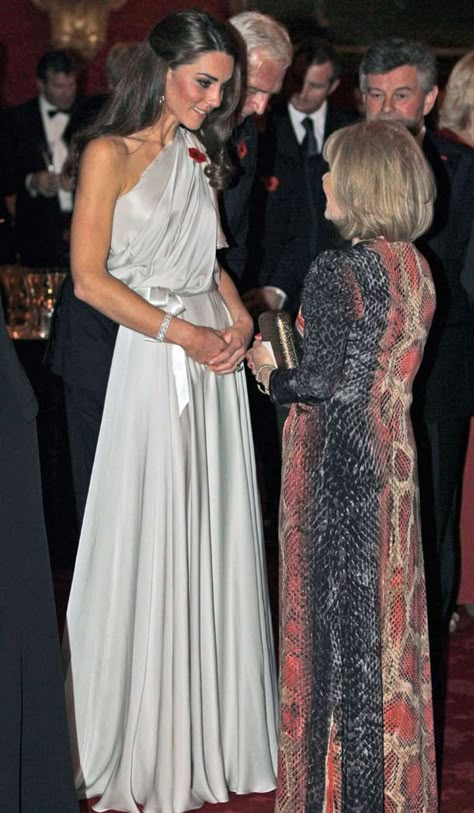 Prince William and Catherine Duchess of Cambridge attends a reception and dinner in aid of the National Memorial Arboretum Appeal at St. James Palace Ducesa Kate, Moda Kate Middleton, Vévodkyně Kate, Grecian Gown, Düşes Kate, Herzogin Von Cambridge, Looks Kate Middleton, Jenny Packham Dresses, Duchesse Catherine