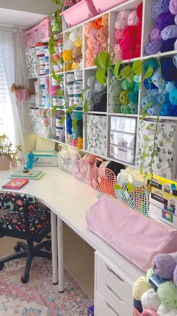 Crochet And Yarn Storage, Yarn Room Organization, Crochet Thread Storage, Yarn Room Ideas, Crochet Station, Crochet Craft Room, Yarn Craft Room, Cute Yarn Storage Ideas, Crochet Workspace