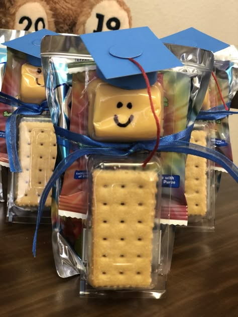 1st Grade Graduation Gift Ideas, Kindergarten Farewell Gift, Graduation Crafts Preschool Kindergarten, Prek Graduation Ideas Gift, Graduation Party For Preschoolers, Graduation Gifts For Kindergarten Kids, Graduation Gifts Kindergarten, Preschool Graduation Favors, Grade R Graduation Ideas