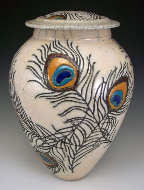 love it Pottery Scraffito, Terracotta Painting, Lidded Pottery, Pottery Jar, Ceramic Inspiration, Raku Ceramics, Beautiful Objects, Peacock Art, Diy Ikea Hacks