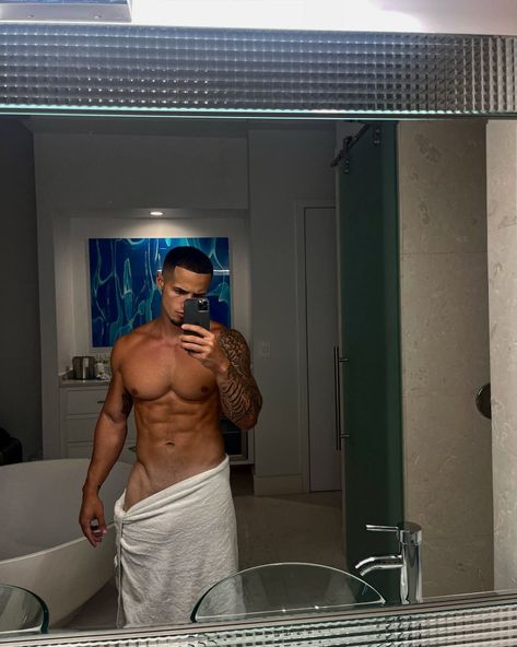 Man In Towel, Towel Selfie, Jordan Torres, Male Gymnast, Smells Good, Pink Aura, Boy Models, Nfl Players, Black Men Fashion