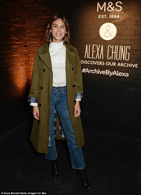 Alexa Chung Style Winter, Loafers Street Style, Mantel Styling, Mantel Outfit, Alexa Chung Style, 90s Indie, Green Trench Coat, Outfits 2016, Jeanne Damas