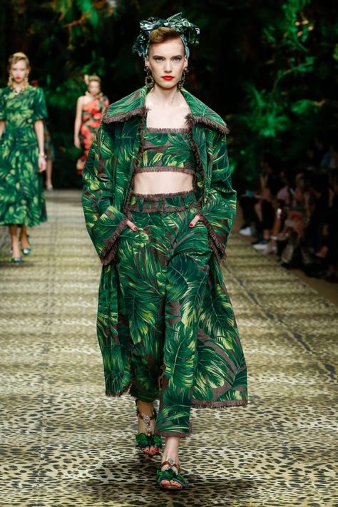 Dolce & Gabbana Goes Tropical for Spring 2020 Dolce And Gabbana 2020 Spring Summer, Fashion Show Runway Stage, Casting Director, Dolce And Gabbana Fashion, Tropical Outfit, Milano Fashion, Resort Fashion, Catwalk Fashion, Stefano Gabbana