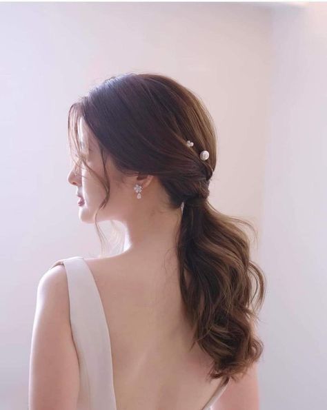 Korean Hairdo Wedding, Sangjit Hairstyle, Korean Bride Hairstyle, Sangjit Hairdo, Hairdo Party, Korean Wedding Hair, Party Hairdo, Bride Hair Down, Sanggul Modern