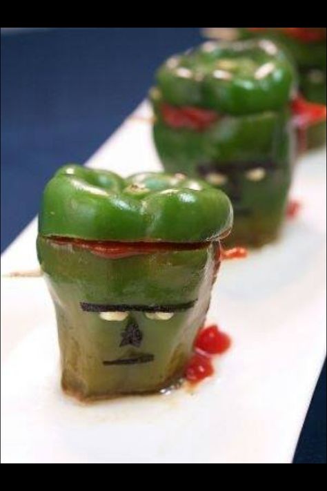 Halloween Frankenstein stuffed bell pepper food idea Halloween Buffet Food, Stuffed Green Pepper, Halloween Bites, Green Pepper Recipes, Halloween Eats, Halloween Dip, Snacks And Appetizers, Halloween Tricks, Halloween Appetizers