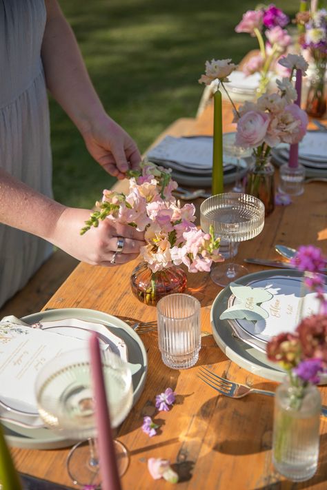 Garden Tea Wedding, Cottage Core Table Decor, Cottage Core Garden Party, Cottage Core Bday Party, Garden Brunch Aesthetic, Cottage Core Tea Party, Croquet Garden Party, Garden Party Glassware, Carly Core