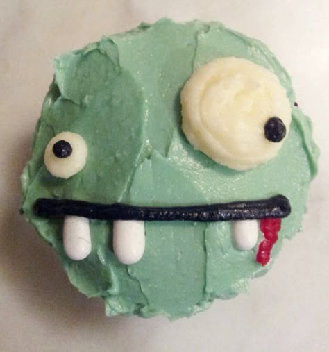 zombie cupcake!                                                                                                                                                                                 More Plants Vs Zombies Cupcakes, Halloween Things To Bake, Weird Cupcakes, Halloween Cupcakes Ideas, Cupcake Monster, Zombie Cupcakes, Plants Vs Zombies Birthday Party, Halloween Cupcakes Decoration, Cupcakes Halloween