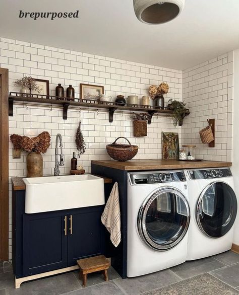 Just Decorate! | My kind of laundry room | Facebook Country Cottage Living, Cottage Living, Bari, Country Cottage, Cottage Core, Future House, Laundry Room, Home Remodeling, Room Ideas