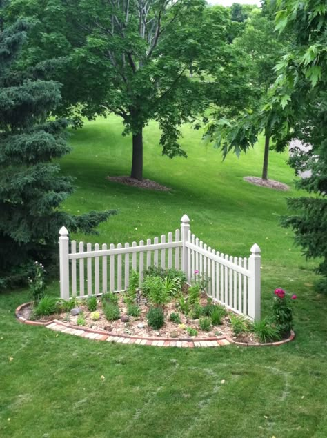 Corner Fence garden Fence Corner Ideas, Corner Fence Garden, Corner Fence Ideas, Backyard Corner, Corner Fence, Corner Landscaping, Shade Garden Design, Privacy Landscaping, Fence Garden