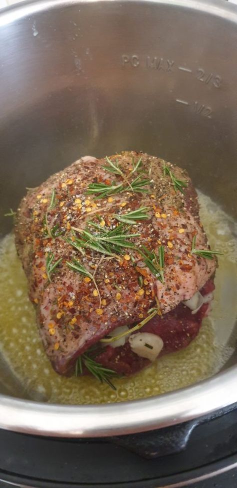 Pressure Cooker Lamb, Instant Pot Roast, Lamb Roast Recipe, Lamb Shoulder Roast, Seder Meal, Classic Roast, Lamb Loin, How To Cook Lamb, Roast Lamb