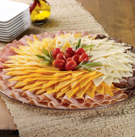 partybuffet. kalte platte. cheese and meat tray Reception Finger Foods, Meat Cheese Platters, Wedding Finger Foods, Meat And Cheese Tray, Fruit Appetizers, Cheese Trays, Meat Platter, Reception Food, Wedding Reception Food