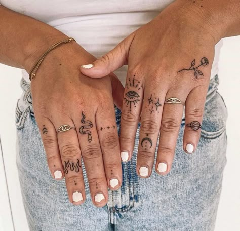 Hippe Piercings, Tattoo Main, Cool Finger Tattoos, Simple Hand Tattoos, Small Finger Tattoos, Finger Tattoo For Women, Finger Tats, Hand And Finger Tattoos, Petite Tattoos