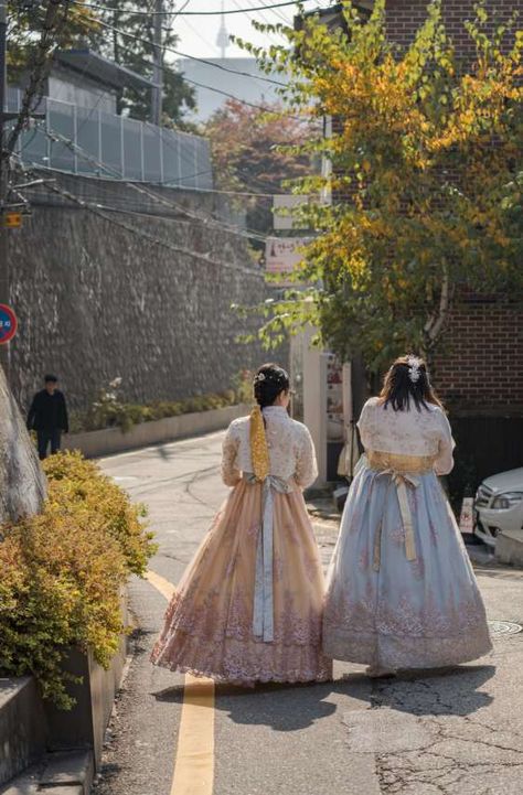 Mujeres en hanbok en seul Korea Travel Outfit, Busan Aesthetic, Kang Ho Song, Gyeongju, South Korea Travel, Korea Travel, Travel List, Busan, Travel Aesthetic