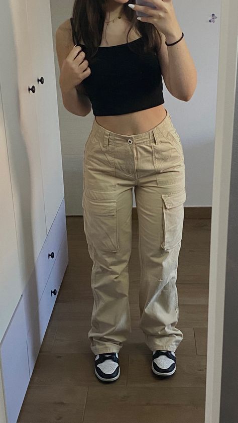 Outfit Con Pantalon Beige, Outfit Pantalon Beige, Outfits Cargo, Sweater And Jeans Outfit, Cargo Pants Outfits, Simple Outfits For School, Beige Outfit, Outfit Mujer, Everyday Fashion Outfits