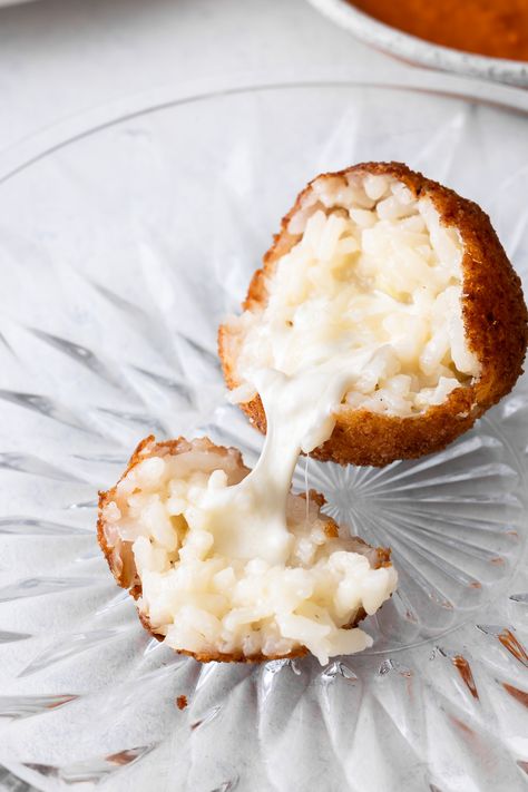 the best arancini balls Baked Arancini Rice Balls, Arancini Balls Recipes, Stuffed Rice Balls, Italian Rice Balls, Arancini Balls, Arancini Recipe, Lobster Risotto, Creamy Risotto, Best Appetizer