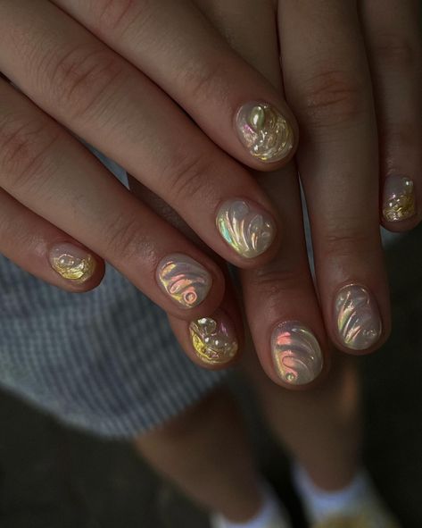 I love short nails decorated in the style of Korean nail art : some pearly powder, some textures, some delicate strokes 🥹 #nailartmilano #unghieestive #unghiecorte #semipermanentemilano Gel Nails On Short Nails, Short Textured Nails, Short Sculpted Nails, Short Nail Designs Asian, Short Korean Nail Art, Ethereal Nails Short, Extra Short Gel Nails, Nail Art On Short Natural Nails, Abstract Short Nails