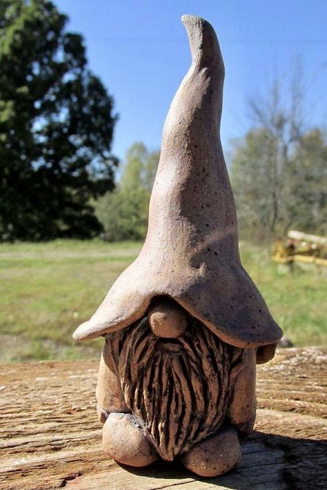 Funny Figures, Hantverk Diy, Wood Carving Designs, Chainsaw Carving, Hand Built Pottery, Wood Carving Patterns, Pottery Classes, Carving Designs, Wood Carving Art