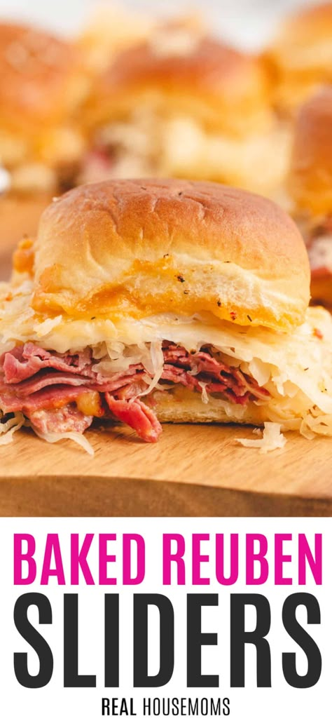 Reuben Sliders, Sandwich Sliders, St Patrick's Day Appetizers, St Patricks Food, Sliders Recipes Hawaiian Rolls, Corned Beef Recipes, Thousand Island, Reuben Sandwich, Thousand Island Dressing