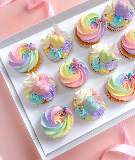 Unicorn Rainbow Cupcakes, Rainbow Unicorn Cupcake Cake, Unicorn Cupcakes Ideas, Cupcake Unicorn, Rainbow Unicorn Cupcakes, Rainbow Birthday Cupcakes, Rainbow Cupcakes Pastel, Pastel Cupcakes Birthday, Pastel Rainbow Cupcakes