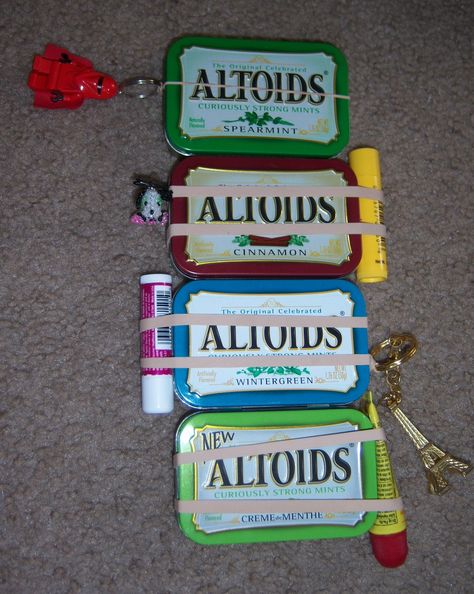 Create a fun, useful, and pocket-sized kit to take everywhere you go or use in the house! -A fun project to do with kids you're babysitting, siblings,... Geocache Swag, Altoids Tin, Altoids Tins, Altered Tins, Mint Tins, Scouts Crafts, Operation Christmas Child, Pill Bottles, Bubble Wands