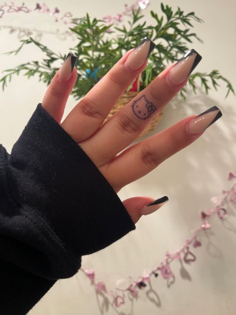 Hello Kitty Hand Tattoo, Hello Kitty Finger Tattoo, Kitty Finger Tattoo, Boujee Tattoos For Women, Hello Kitty Middle Finger, Sinner Tattoo, Wrist Tats, Tatuaje Hello Kitty, Middle Finger Tattoos