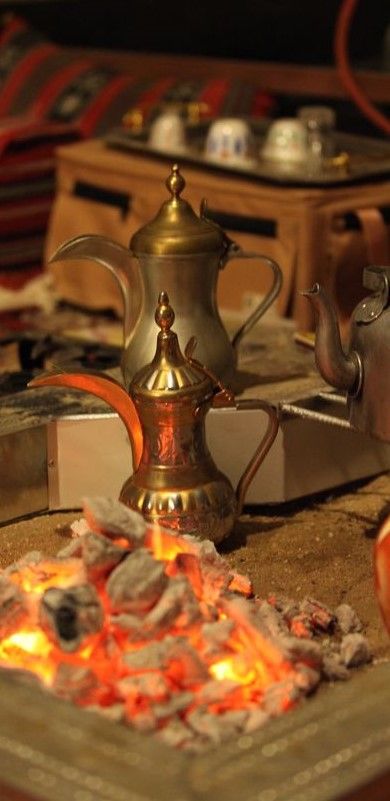 القهوة العربية Arabic Coffee Style Marocain, Arabic Coffee, Best Espresso, Chocolate Tea, Arabian Nights, Arabic Food, Turkish Coffee, Chocolate Pots, World Cultures