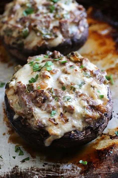 It doesn't get much better than a low-carb, Philly Cheesesteak Stuffed in a Portobello Mushroom! Steak and mushrooms work so well together, so why not make stuff them with this cheesy deliciousness! #lowcarb #keto #recipes #easyrecipes #weightwatchers #smartpoints #phillycheesesteak Mushroom Steak, Stuffed Mushroom, Steak And Mushrooms, Stuffed Portabella Mushrooms, Philly Cheesesteak, Portobello Mushroom, Skinny Taste Recipes, Food Tasting, Ww Recipes