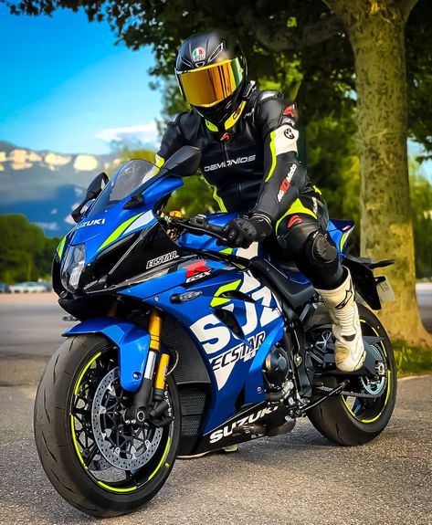 Suzuki Gxsr1000, Suzuki Superbike, Ninja Bike, Cool Car Backgrounds, Ktm Dirt Bikes, Motorcycle Leathers Suit, Motorcycle Helmet Design, Best Motorbike, Suzuki Bikes