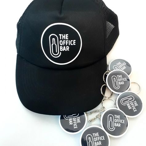 #destapador #empresariales #gorro #llavero #merchandising #personalizado #vinilo Office Bar, The Office, Trucker Hat, Baseball Hats, Hats