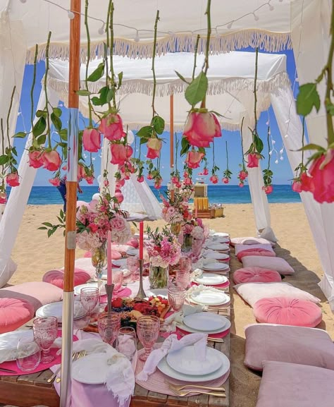 Beach Themed Picnic, Pink Beach Theme Party, Picnic Style Birthday Party, Pink Beach Picnic, Beach Picnic Birthday Party, Picnic Table Aesthetic, Beach Bday Party, Beach Picnic Food Ideas, Pink Picnic Party