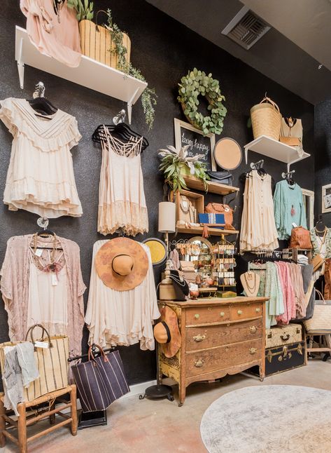 Bohemian Retail Store Design, Vintage Shop Interior Store Displays, Boho Store Front Ideas, Boutique In Home Ideas, Jewelry Display For Boutique, Coastal Boutique Ideas, Boutique Displays Retail, Boutique Desk Ideas, Small Botique Interiors Ideas Rustic