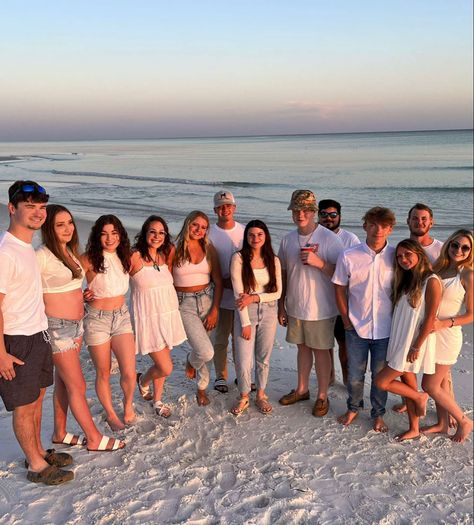 Group of young people wearing white on the beach at sunset smiling White Outfit Beach Pictures Friends, Panama Trip, White Beach Outfit, Friends Group Photo, White Party Outfit, Matching Friend, Beach Party Outfits, Beach Pictures Friends, Beach At Sunset