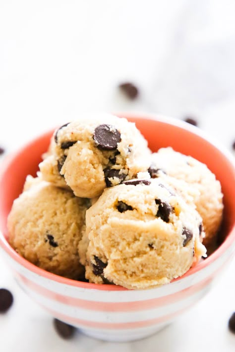 Edible cookie dough for one Cookie Dough Single Serving, One Waffle Recipe, Food For One Person, Single Serving Cookie Dough, Edible Cookie Dough For One, Single Serve Dessert Recipes, Cookie Dough For One, Single Serve Cookie, Edible Chocolate Chip Cookie Dough